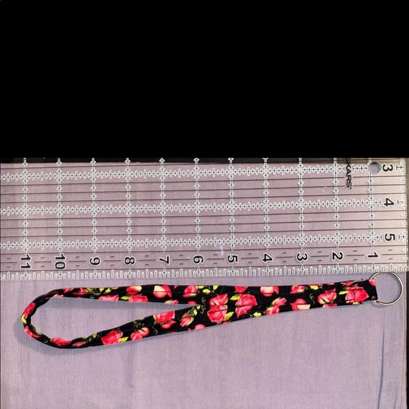 Blooming rose pattern wrist lanyard - Picture 2 of 2